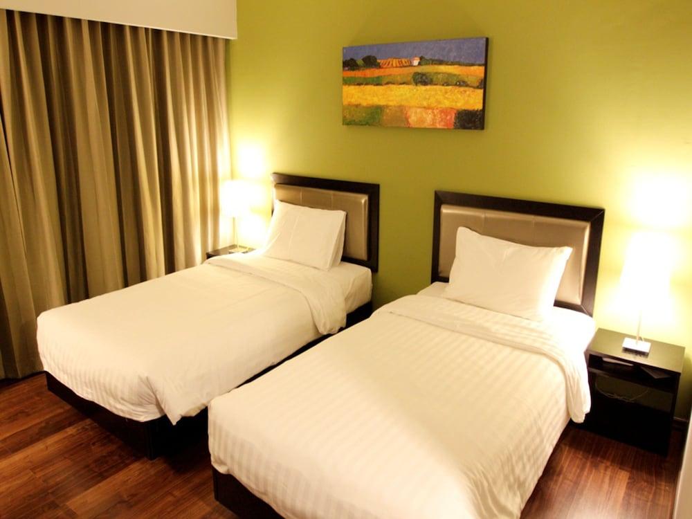 The Brunei Hotel Бандар-Сери-Бегаван Экстерьер фото