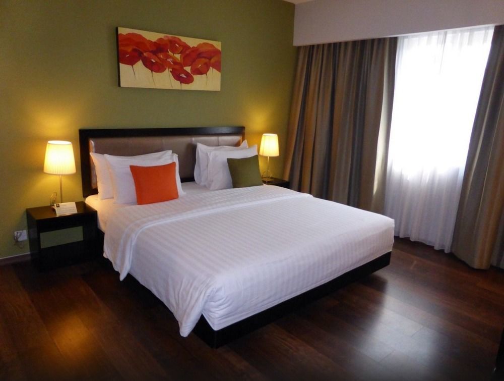 The Brunei Hotel Бандар-Сери-Бегаван Экстерьер фото