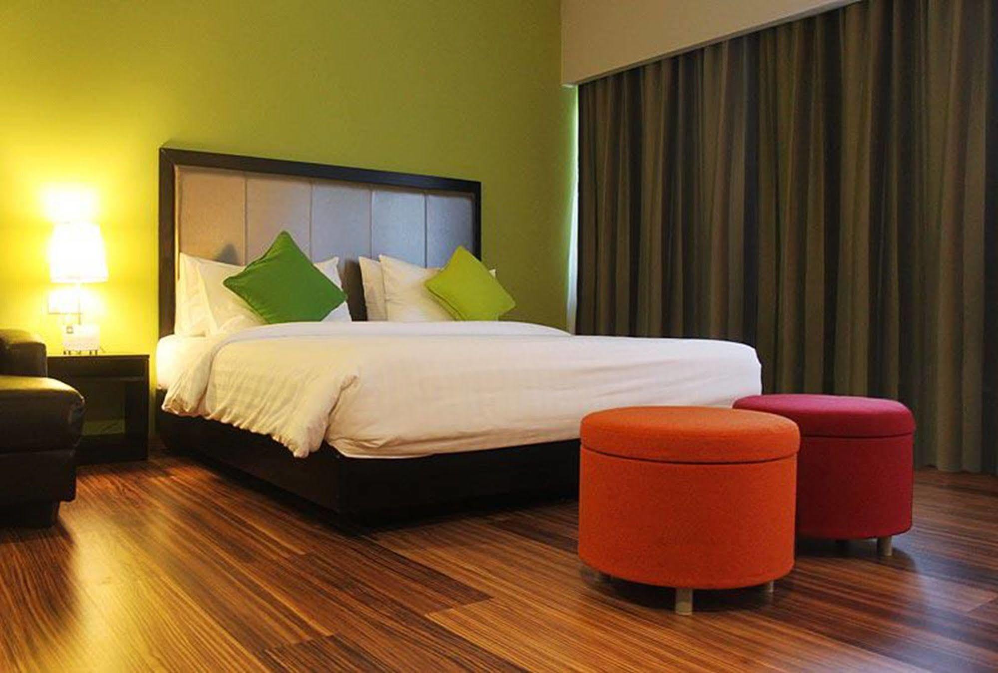 The Brunei Hotel Бандар-Сери-Бегаван Экстерьер фото