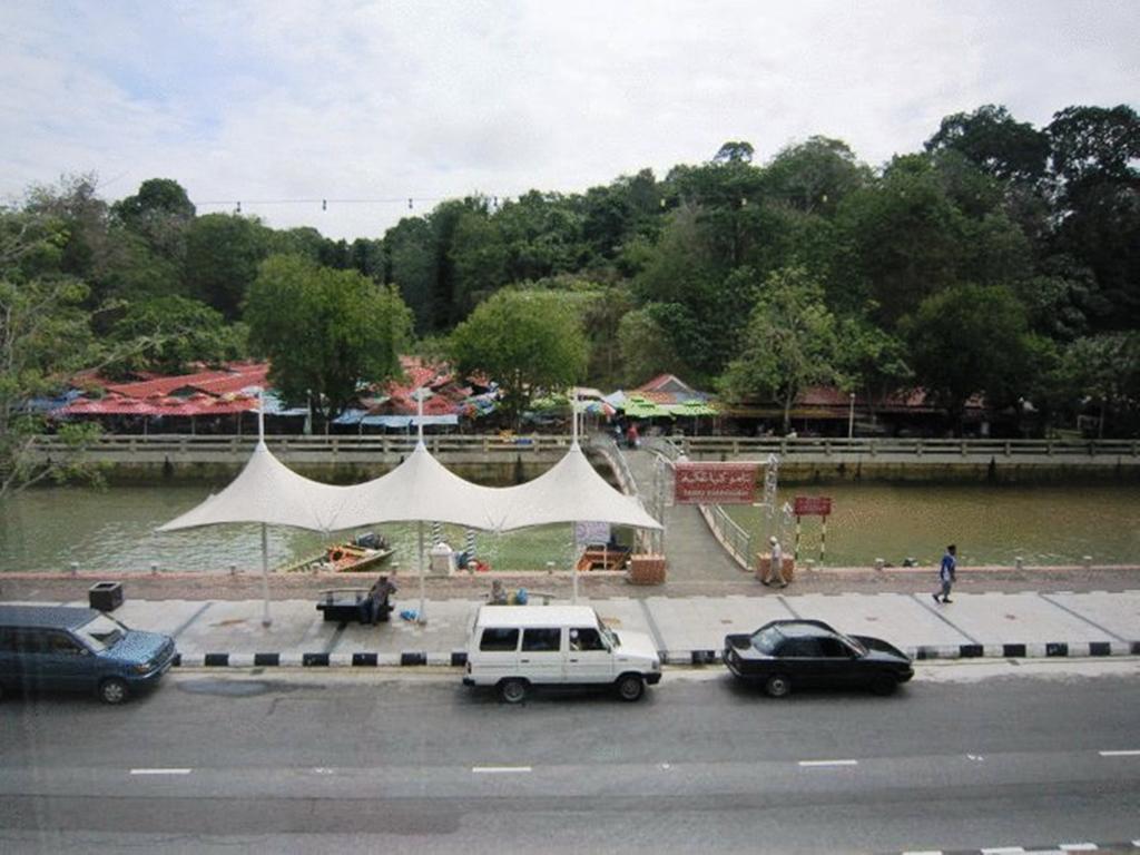 The Brunei Hotel Бандар-Сери-Бегаван Экстерьер фото